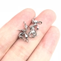 Primer plano de conectores de joyería plegables de acero inoxidable en un dedo - 4*8mm Interior 3.2mm / Color Acero