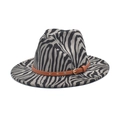 Dettaglio cappello fedora zebrato in lana con cintura in pelle marrone e borchie - M(56-58cm) / Grigio