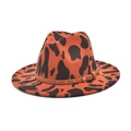 Dettaglio cappello fedora in feltro con stampa mucca e cinturino in pelle con borchie - M (56-58cm) / Rosso Vino (Leopardo)
