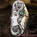 Anello Toro vintage in lega con rilievo floreale e gemma verde su sfondo di pelliccia - US 5 / Toro