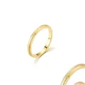 Detailansicht des 18K vergoldeten Rings mit mattiertem Finish und polierten Kanten - US 5 / Gold