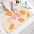 Alfombrilla de baño semicircular antideslizante con dibujo de naranja y letras de suerte - 45*90cm / Naranja de la Suerte