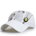 Weiße schnelltrocknende Mesh-Baseballkappe mit Zeitungsprint und Racing-Badge für Kinder - Weiß