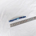 Dettaglio di un fermaglio in acetato da 10,5 cm con motivo marmorizzato blu e righello - Floreale Blu