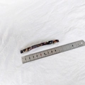 Dettaglio del fermaglio per capelli in acetato da 10 cm con motivo tartarugato e righello - Floreale Nero