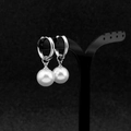 Elegante klassieke zilveren oorringen met witte parelhangers op een zwarte standaard - Gepierceerde oorring / 12MM Parel Paar / Zilver/Wit