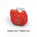 Détail d'accessoire peluche chat de la fortune rouge avec signe Fu et clip H4cm*W5cm - Chat de la Fortune Rouge