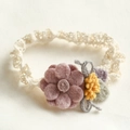 Baby-Stirnband aus Spitze mit handgefertigten Filzblumen in warmen Farben und Häkeldetails - Rosa Blume