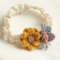 Handgemachtes Baby-Spitzenstirnband mit bunten Wollfilzblumen auf weichem elastischem Band - Gelbe Blume