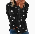 Detailansicht der weißen Sterndrucke auf einem schwarzen Oversize-Kapuzenpullover - S / Oberteile / Schwarz