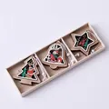 Set di 6 ornamenti natalizi in legno colorato con Babbo Natale, pupazzo di neve e renne - Set Scatola da 6 Pezzi (Campanello, Stella, Albero)