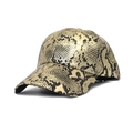 Detaillierte Nahaufnahme der goldglänzenden Kunstleder-Schlangenstruktur der Baseballkappe - M (56-58cm) / Gold
