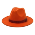 Nahaufnahme von orangem Wollfilzhut mit rotem Webband und Metallschnalle Detail - 58cm / Orange