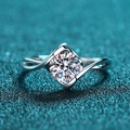 Eleganter S925 Silberring mit 1 Karat Moissanit im Quadratschliff auf blauem Grund - US 9 / 0,5 Karat Moissanit