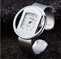 Dettaglio macro dell'orologio bracciale argento con quadrante rotondo vuoto e movimento al quarzo - Argento (Quadrante Bianco)