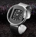 Vista macro di un orologio a bracciale argento con quadrante nero e metallo lucido - Argento (Quadrante Nero)