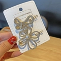 Set di 2 fermagli dorati con strass e perle bianche a forma di fiocco e di fiore - Set da 2 Pezzi con Strass-Stile B