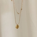 Collana a due strati in titanio placcato oro 18K con croce e ciondolo a moneta - Stile Doppio Strato con Croce e Targhetta Rotonda / Oro