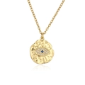 Nahaufnahme der vergoldeten Evil-Eye-Halskette mit blauem Zirkonia und Mikro-Pave-Details - Gold