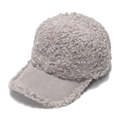 Detalle de gorra de béisbol blanca de borreguito con textura de felpa y visera de ante suave - 56-60cm Ajustable / Gris