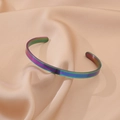 Minimalistische open roestvrijstalen armband met een levendige iriserende regenboogverloop - Kleurrijk