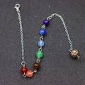 Natürliche sechseckige Steinkette mit sieben Chakra-Perlen und silberner Kette - Ca. 19cm / Silberne 7-Farben-Kette