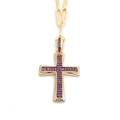 Collier croix hip hop doré avec pierres de zircone roses sur fond blanc - Croix / Rouge