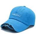 Casquette bleu ciel délavée avec broderie Thursday blanche et visière effilochée - Broderie 'THURSDAY' / Bleu Ciel