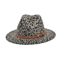 Dettaglio del cappello fedora leopardato con cintura in pelle marrone e fibbia dorata - M (56-58cm) / Grigio