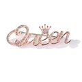 Nahaufnahme der goldenen Queen-Brosche mit funkelnden Strasssteinen und Kronendetail - Queen Brosche / Gold