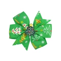 Détail d'un nœud papillon de Noël vert avec charm sapin scintillant et motifs étoiles - Style Sapin de Noël Vert