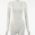 Detalle del body blanco de manga larga con cuello en U y textura de punto acanalado - S / Blanco