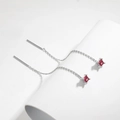 Orecchini a filo in argento S925 con pietre rosse quadrate su sfondo bianco elegante - Zirconia Quadrata Rossa / Rosso
