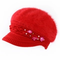 Rote Wintermütze mit Kunstpelz, Perlenakzenten und floralen Details für Damen - Einheitsgröße / Rot