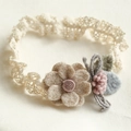 Baby-Spitzenstirnband mit erdfarbenen Filzblumen und einem rosa Pompon in der Mitte - Aprikosenblumen