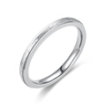 Anello minimalista in acciaio al titanio argento con pavé di cristalli scintillanti - US 5 / Argento