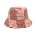 Dettaglio della trama a scacchi rosa sul cappello alla pescatore in morbido pile sherpa - M (56-58cm) / Scacchiera Rosa