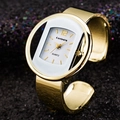 Vista macro di orologio a bracciale dorato con design circolare traforato e quadrante - Oro (Quadrante Bianco)