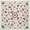 Dettaglio foulard quadrato in seta con stampe di farfalle colorate su base verde chiaro - 60x60cm / Grigio Chiaro