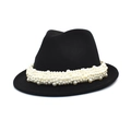 Detailansicht eines schwarzen Wollhutes mit weißem Perlenband für Damen und Herren - M (56-58cm) / Schwarz