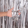 Κοντινή λήψη ασημί κουρτίνας με κρόσσια και μεταλλική υφή για διακόσμηση τοίχου πάρτι - 1m*1m / Ασημί