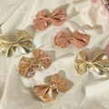 Détail de barrettes nœuds métalliques en or et bronze sur un fond de tissu blanc - Ensemble Papillon (YSH1007) / Lot de 6