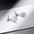 Pendientes de margarita de estilo coreano con pétalos blancos y centros amarillos en plata - Cobre chapado en oro blanco