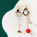 Detail von asymmetrischen Weihnachtsohrringen mit Schneemann, Pinguin und Bommel - Nr. 1 Kleiner Pinguin Ohrstecker