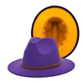 Dettaglio del cappello fedora in lana viola con fascia in pelle marrone e fodera gialla a contrasto - Viola + Interno Giallo