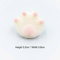 Vue détaillée de la broche patte de chat en peluche blanc et rose, taille 5,2 cm sur 5,8 cm - Original (Sans Épingle) / Blanc