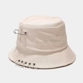 Détail du chapeau bob en toile avec cinq anneaux argentés et une épingle de sûreté - M (56-58cm) / Beige