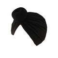 Detail eines schwarzen Turban-Hutes mit weichen Falten und einem einzigartigen Donut-Knoten - Schwarz
