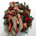 Ghirlanda di Natale con bacche rosse, pigne e un fiocco decorativo in juta - 38cm Stile Fiocco Grande