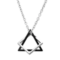 Collana in acciaio al titanio con ciondoli quadrati argentati e triangoli neri intrecciati - Triangolo Nero + Quadrato Argento (Solo Pendente)